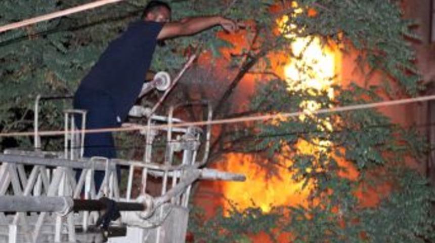 Karacabey'de Yangın Mahalle Sakinlerini Sokağa D&ouml;kt&uuml;