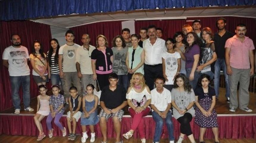 Tuna&rsquo;dan Toroslar Belediyesi Tiyatro Topluluğuna &Ouml;vg&uuml;