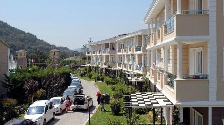 Tatilciler Termal Suda Serinledi