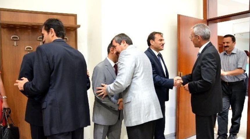 Aib&uuml; Rekt&ouml;r&uuml; Personeliyle Bayramlaştı