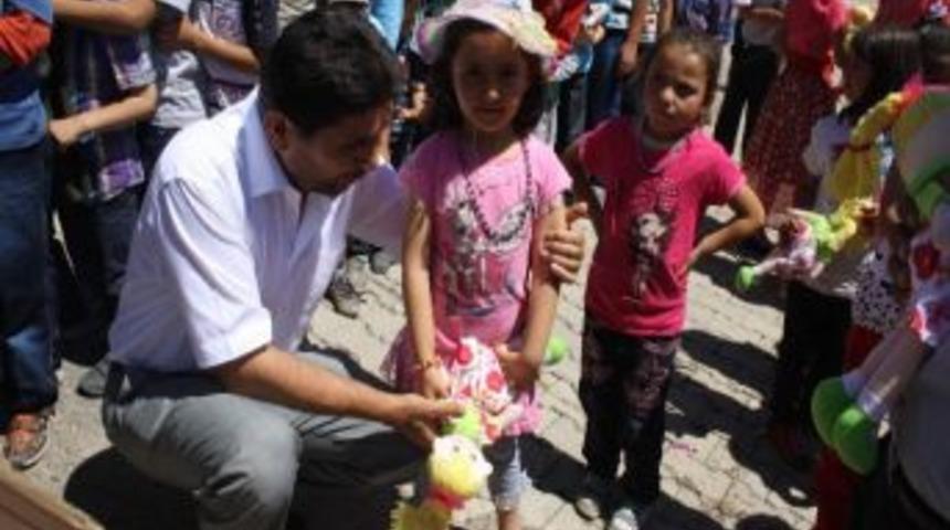 Derbent&rsquo;te &Ccedil;ocuklar Bayramda Oyuncakla Sevindirildi