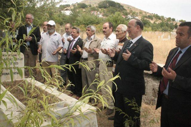 Yozgatlı Şair Yazar Abbas Sayar, Mezarı Başında Anıldı 1