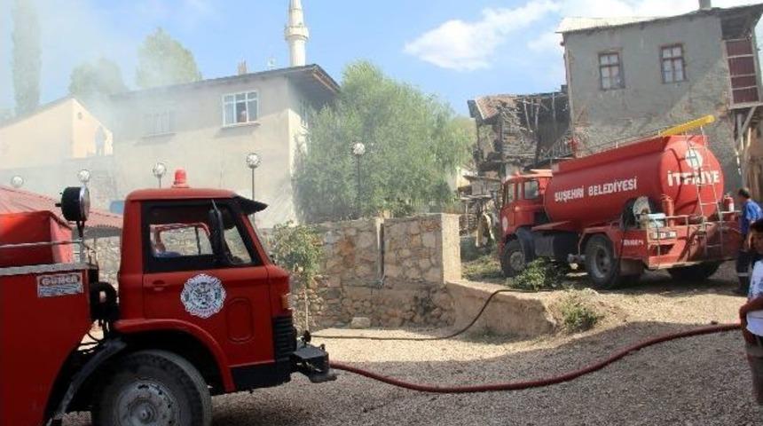 Suşehri&rsquo;nde Odunluk Yangını