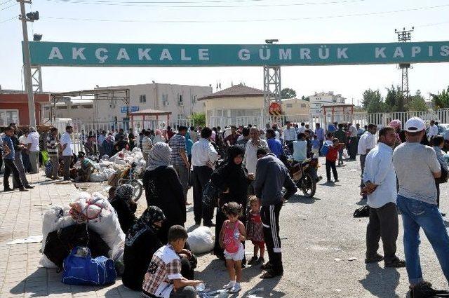 Rakka bombalanınca binlerce Suriyeli sınır kapısına dayandı