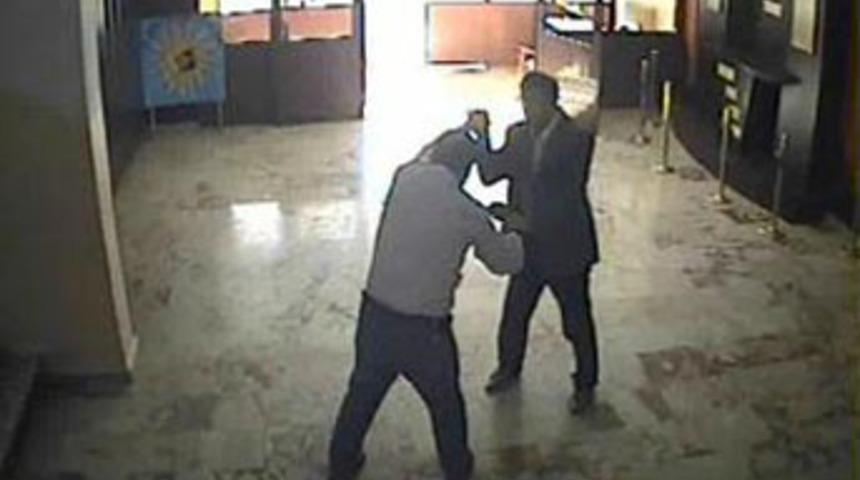 Polis, silahla okul bastı