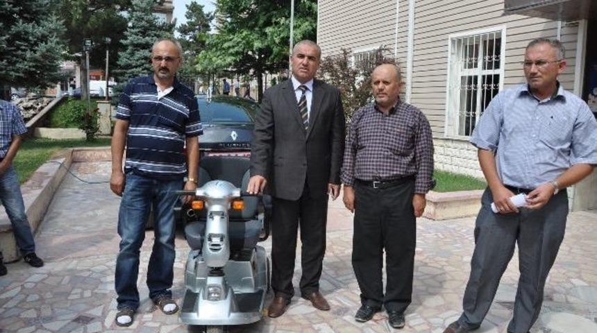 Hollandalı İş Adamından Engelli Gence Ak&uuml;l&uuml; Araba