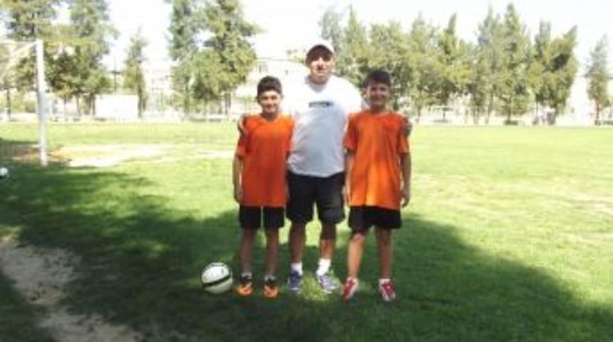 Özkara’dan Minik Futbolculara İlgi