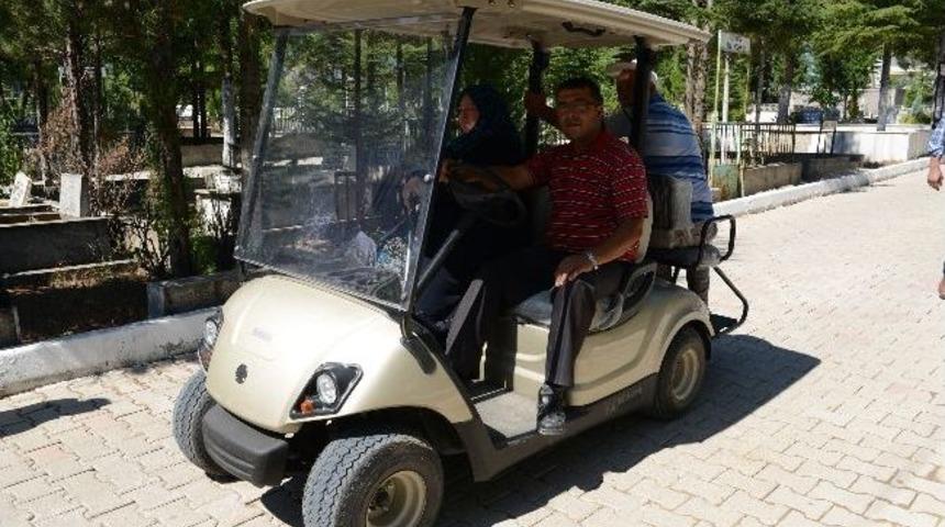 Mezarlıkta Golf Aracı İle Hizmet