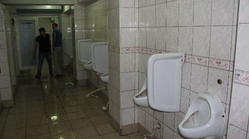 Alaplı Merkez Cami Tuvaletinin Pisuvarlarını Kırdılar