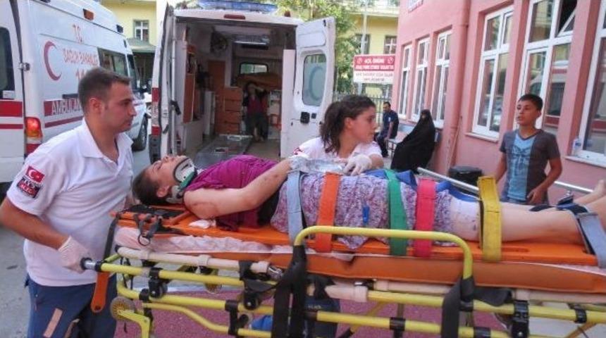 Otomobil Tarım İş&ccedil;ilerini Taşıyan Minib&uuml;se &Ccedil;arptı: 16 Yaralı