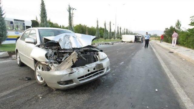 Otomobil Tarım İş&ccedil;ilerini Taşıyan Minib&uuml;se &Ccedil;arptı: 16 Yaralı 1