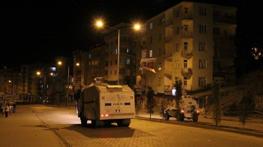 Hakkari Bir Grup G&ouml;sterici Yola Barikat Kurup G&ouml;steri Yaptı