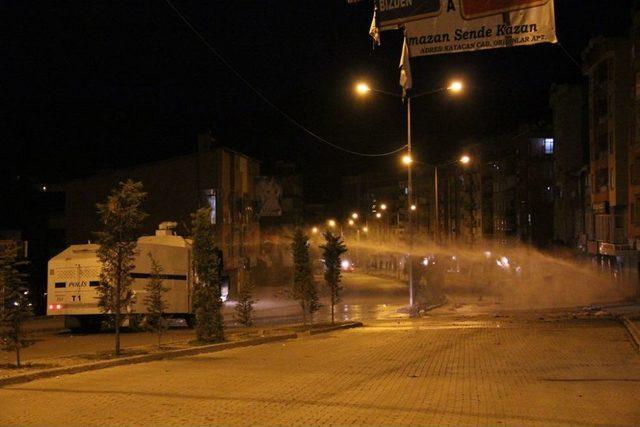 Hakkari Bir Grup Gösterici Yola Barikat Kurup Gösteri Yaptı