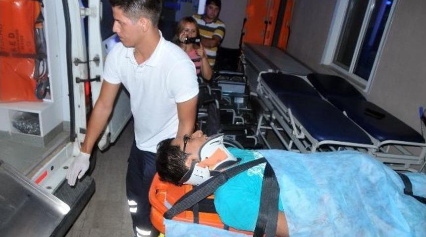 Dalaman'da m&uuml;ltecileri taşıyan kamyonet devrildi; 1 &ouml;l&uuml;, 13 yaralı