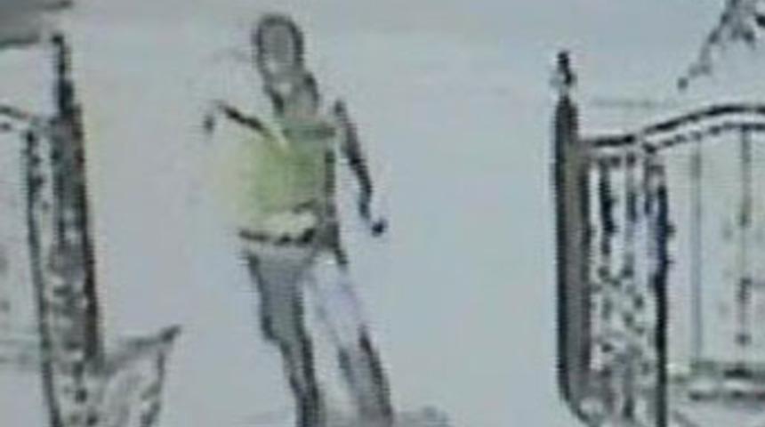 Elinde bı&ccedil;akla doktoru kovaladı