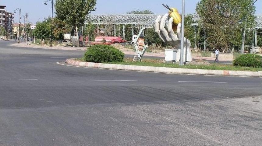 Malatya&rsquo;nın İlk Kayısı Kaidesi Yer Değiştirdi