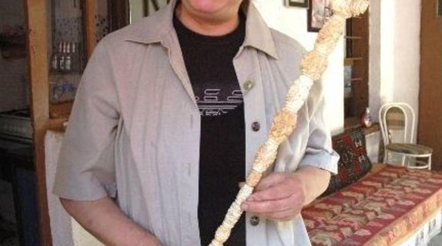 Asırlık G&uuml;l Motifli Asa Emin Ellerde