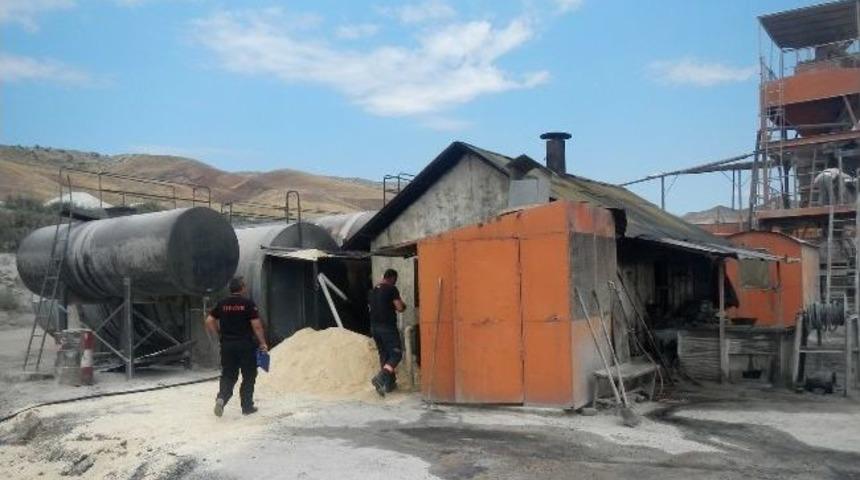 Zift Tankında Yangın &Ccedil;ıktı
