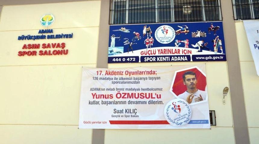 Akdeniz Oyunları&rsquo;nın Başarılı Sporcularına Bakan&rsquo;dan Afişli Kutlama