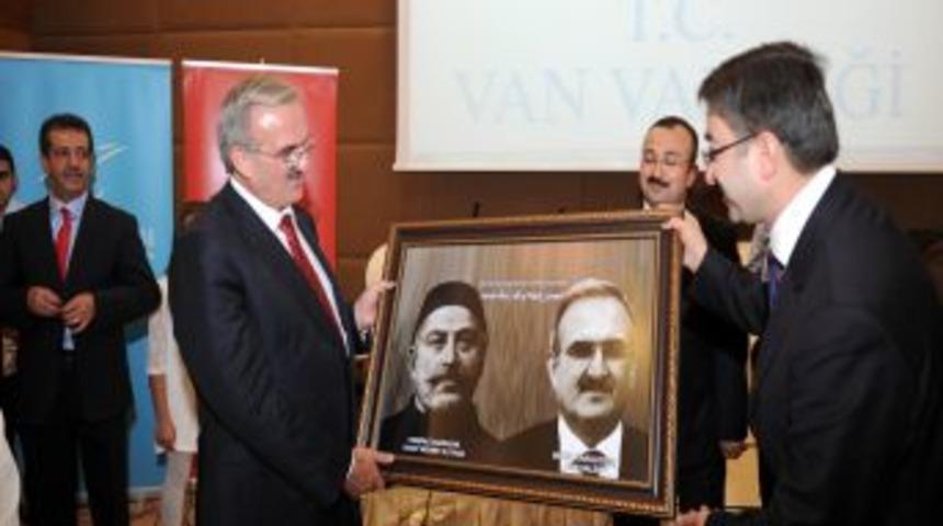 Vanlılar, Bursa'ya Atanan Vali Karaloğlu'yla G&ouml;zyaşları I&ccedil;inde Vedalaştı