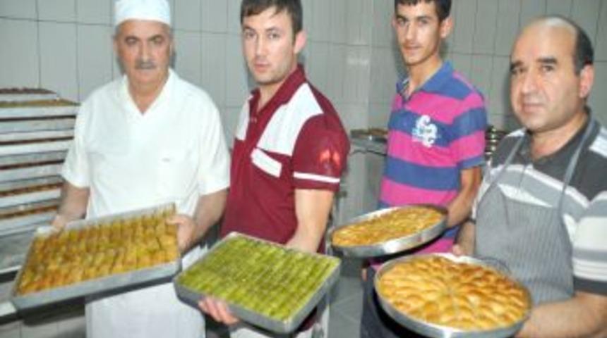 Ramazan Bayramı Tatlıcıların Y&uuml;z&uuml;n&uuml; G&uuml;ld&uuml;rd&uuml;