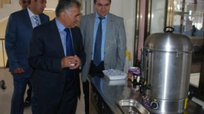 Melikgazi'de Belediyeye Gelenlere &Ccedil;ay Ikram Ediliyor