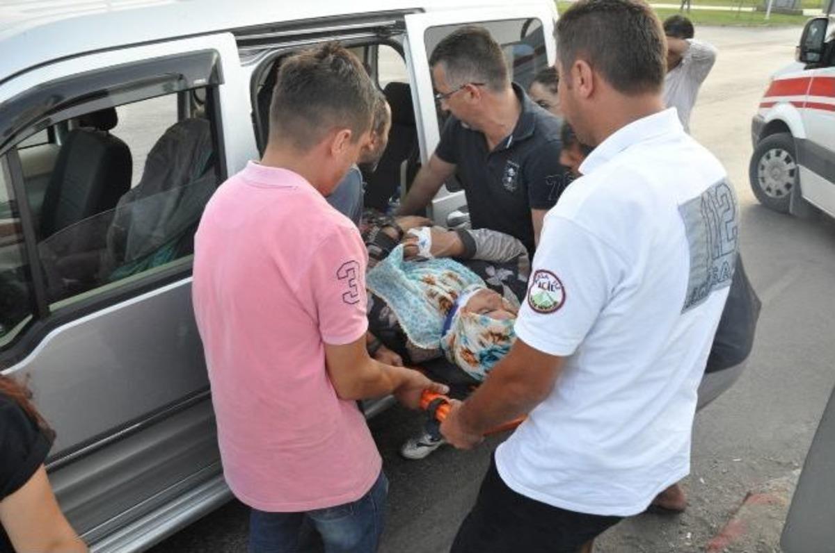 Kamyonun &Ccedil;arptığı Ticari Ara&ccedil;ta 3 Kişi Yaralandı