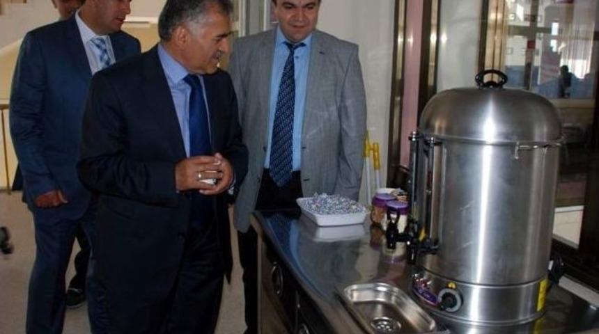 Melikgazi'ye Gelenlere Sıcak İ&ccedil;ecek İkramı