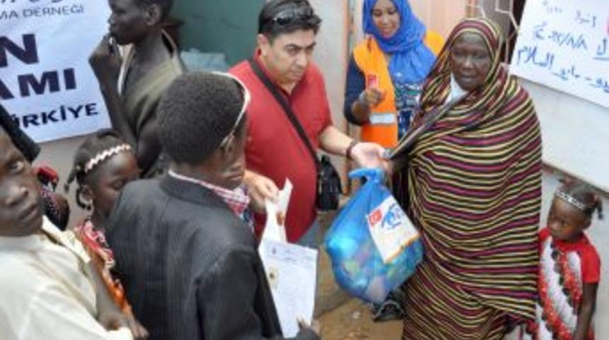 Bayramı, Sahillerde Değil Afrikalı Yetimlere Yardım G&ouml;t&uuml;rerek Ge&ccedil;irdiler