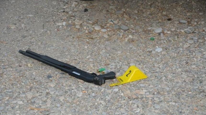Polisten Ka&ccedil;arken Etrafa Silah Sa&ccedil;tılar !