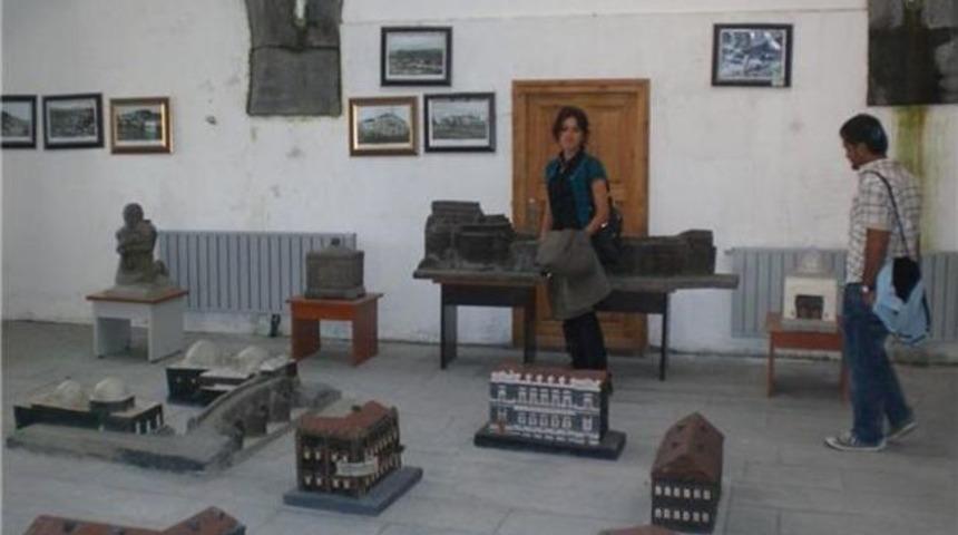 Kars&rsquo;ın Tarihi Yerleri Minyat&uuml;rlerde