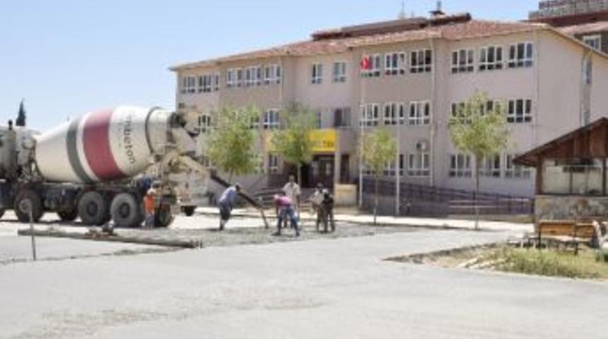 Torbalı Ticaret Meslek&rsquo;in Bah&ccedil;esine Nihayet Beton D&ouml;k&uuml;l&uuml;yor