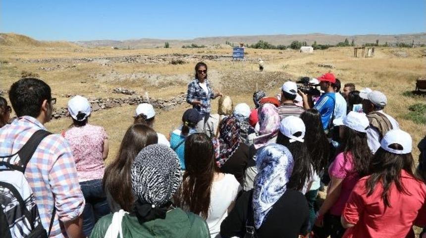 Mola Bitti, Gezi S&uuml;r&uuml;yor