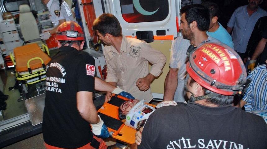 Otomobil Elektrik Direğine &Ccedil;arptı: 6 Yaralı