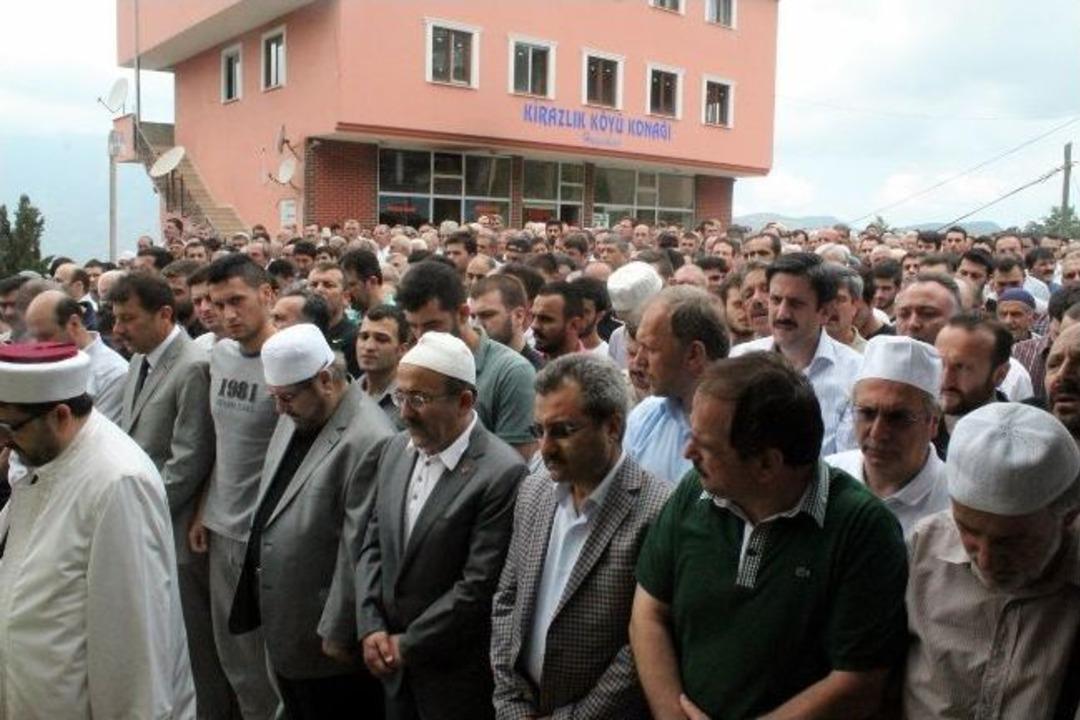 Muğla'da Denizde S&uuml;rat Teknesinin &Ccedil;arptığı &Ouml;nder Pervanoğlu Trabzon'da Toprağa Verildi