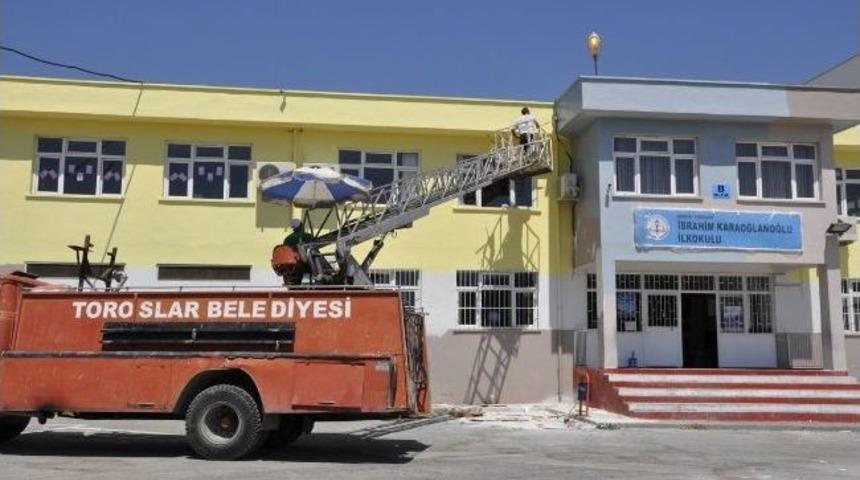 Toroslar&rsquo;da Okullar Boyanıyor