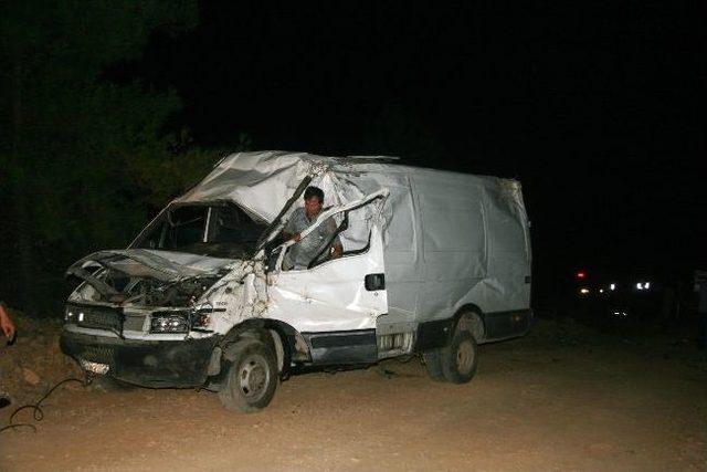 Ka&ccedil;akları Taşıyan Kamyonetin Devrilmesi 2