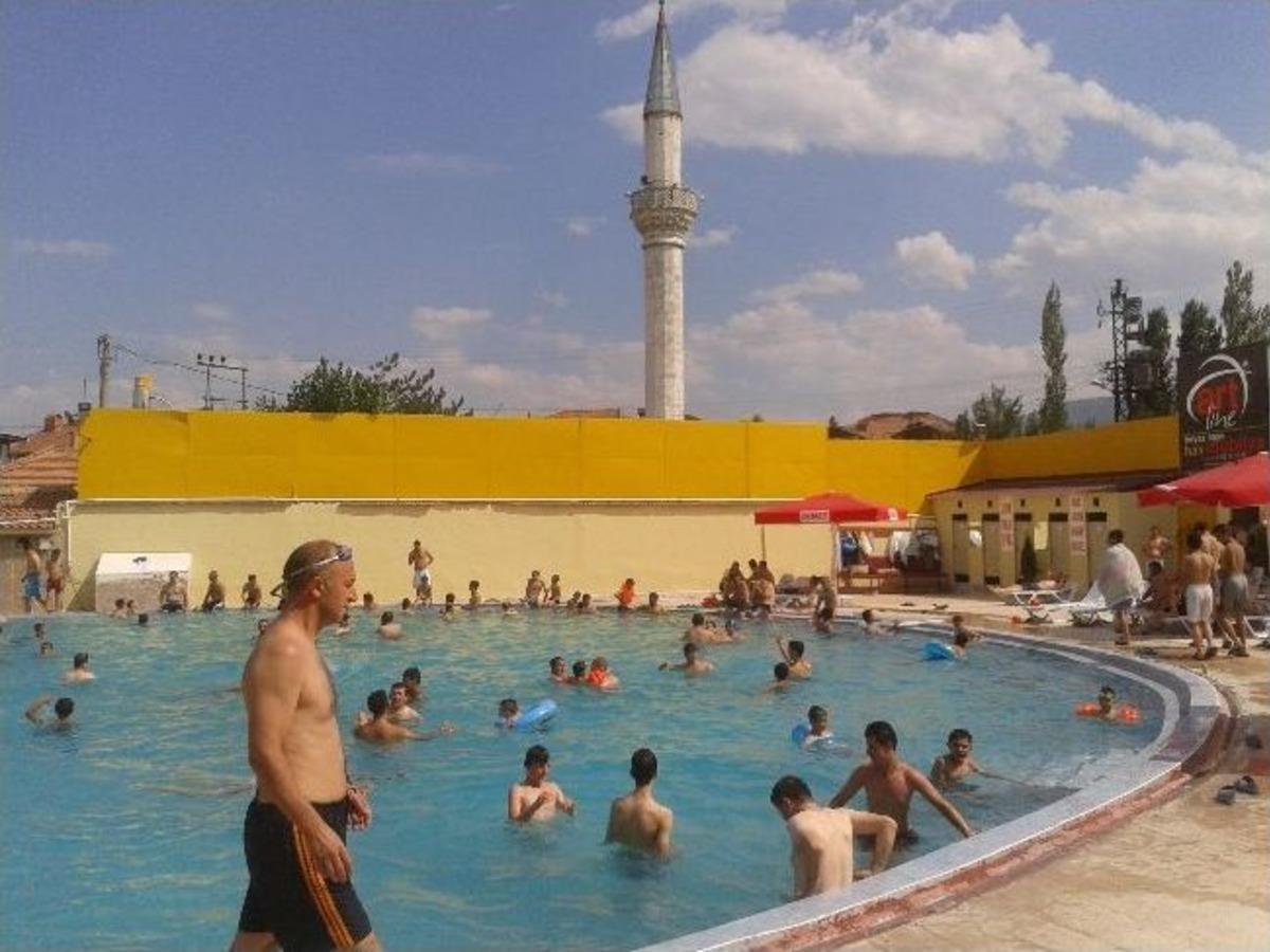 Sıcaktan Bunalanlar A&ccedil;ık Havuza Koşuyor
