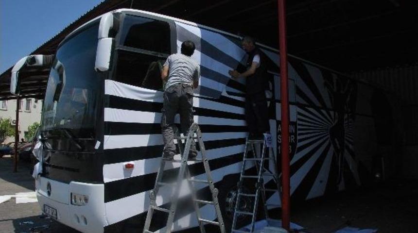 Efe&rsquo;nin Otob&uuml;s&uuml; Giydiriliyor