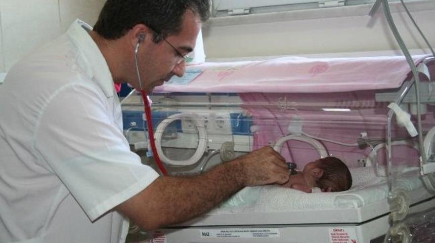 590 Gram Ağırlığındaki Bebek Hayata Tutundu