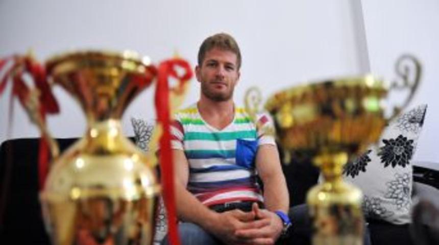 'Altın Kemer Ali G&uuml;rb&uuml;z&rsquo;e &Ccedil;ok Yakışıyordu, Bana Geldiğine Sevinemiyorum'