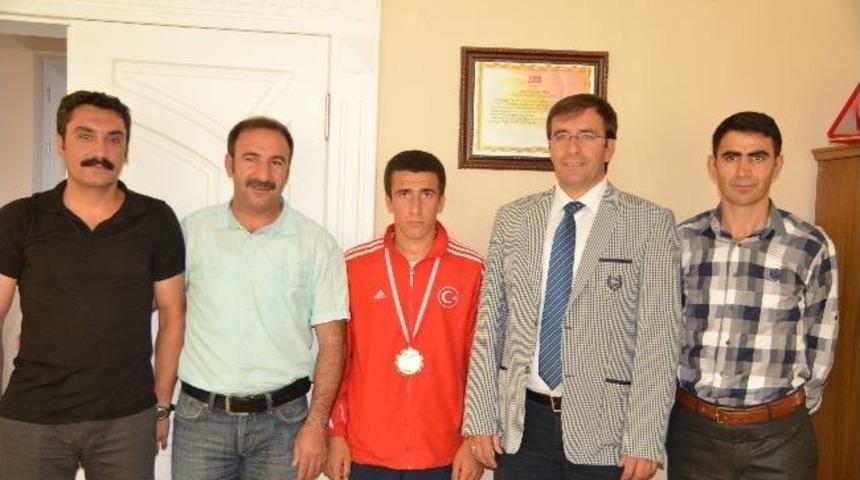 Balkan Şampiyonu Korkmaz&rsquo;dan &Ccedil;intimar&rsquo;a Ziyaret