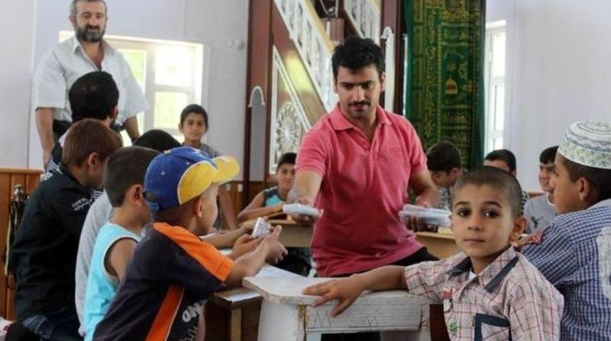 Kuran Kursu &Ouml;ğrencilerine Kırtasiye Malzemesi Dağıtıldı