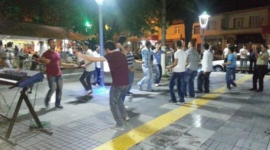 Gen&ccedil;ler Asker Eğlencesinde Coştu