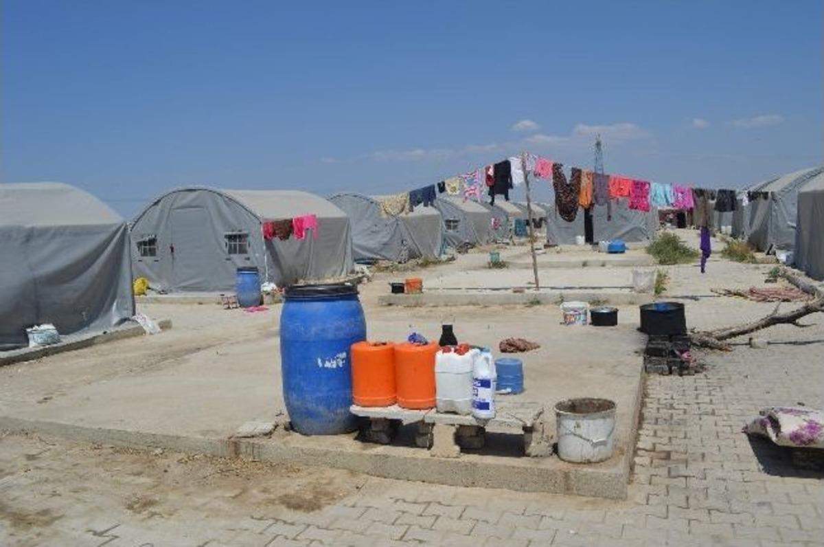 (&ouml;zel Haber) Mevsimlik İş&ccedil;iler M&uuml;lteciler Gibi Yaşıyor