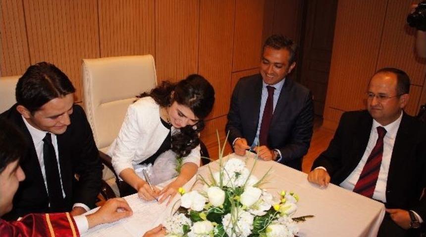 Hakimler Adliyede Nikah Kıydı