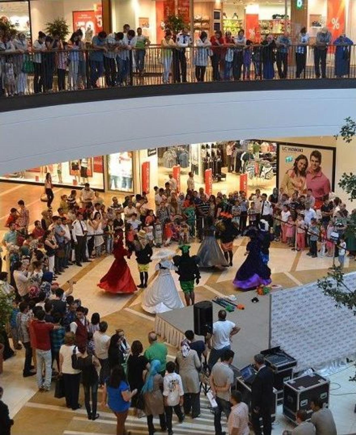 Piazza&rsquo;da "karnaval" Havası