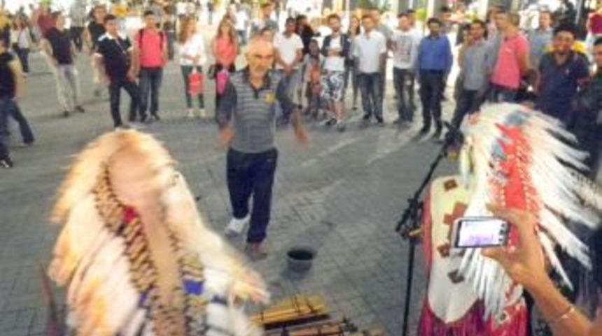 T&uuml;rk Vatandaşı, Kızılderililere Şef Oldu