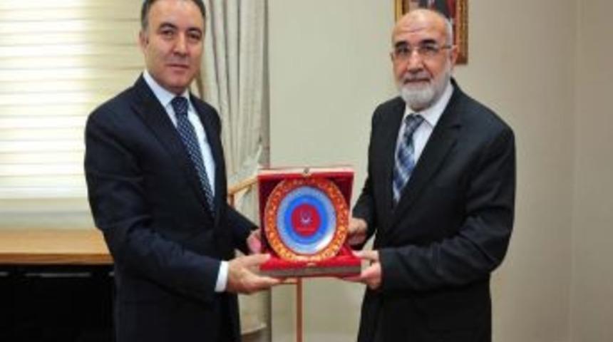 Vali Altıparmak&rsquo;tan M&uuml;ft&uuml; Arslan&rsquo;a Plaket&hellip;