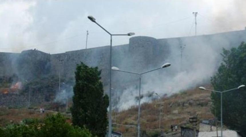 Kars&rsquo;ta Kimliği Belirsiz Kişiler Kalenin Etrafındaki Otları Ateşe Verdi